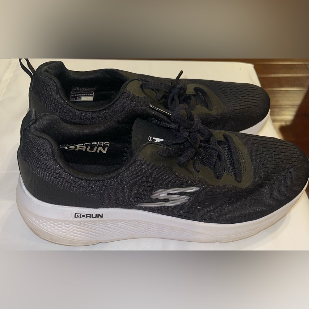 Skechers Women’s 8.5 Go Run Elevate black shoe sneaker